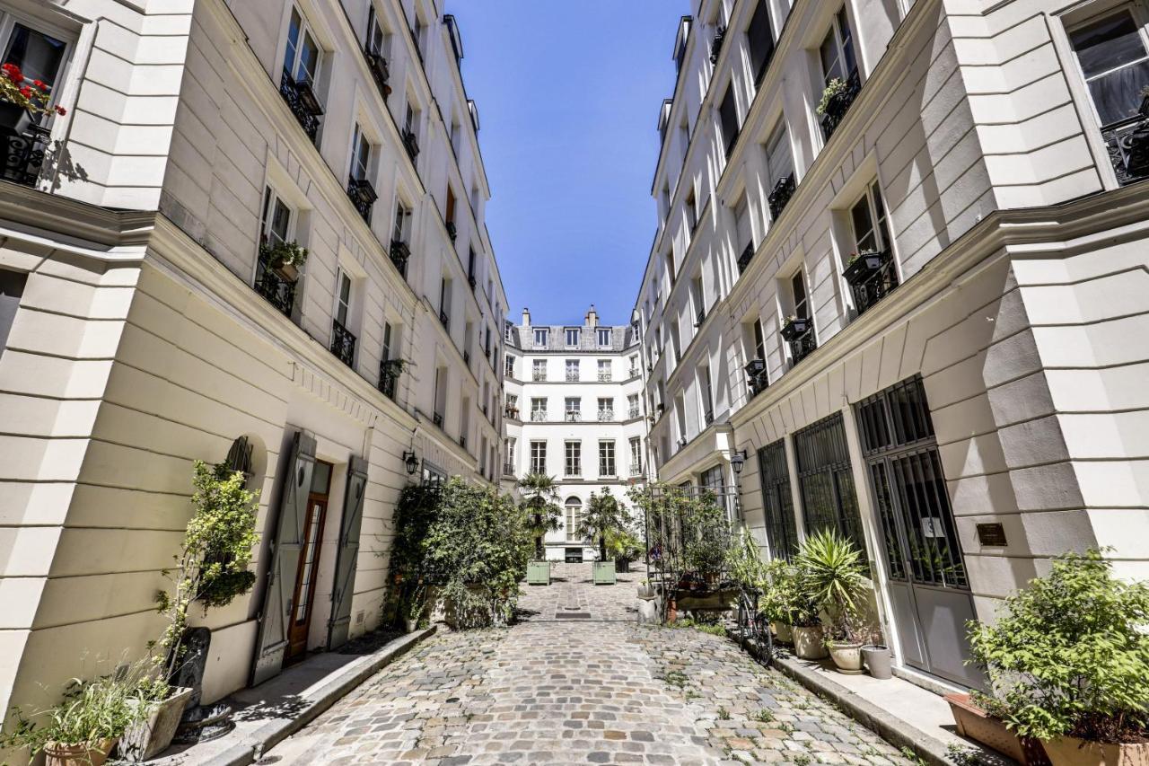 Modern French Studio In Paris Exterior photo
