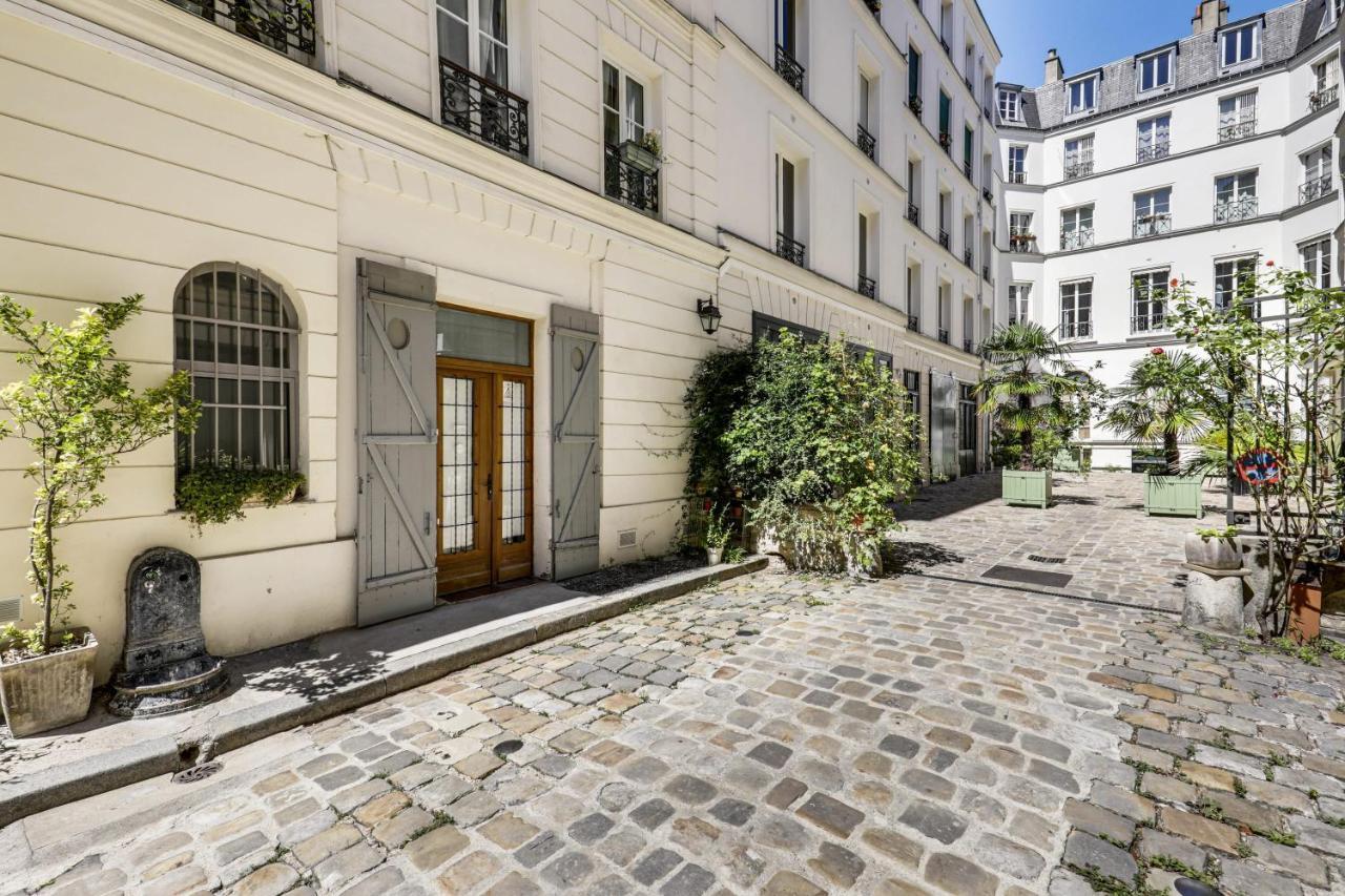Modern French Studio In Paris Exterior photo
